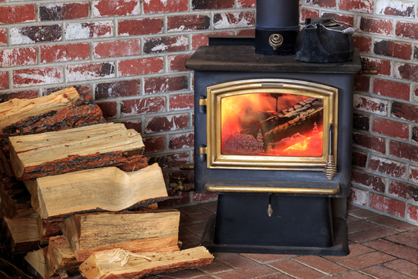 🔥 Wood‑Burning Stove Usage Rises — Industry, Regulators & Health Experts Respond